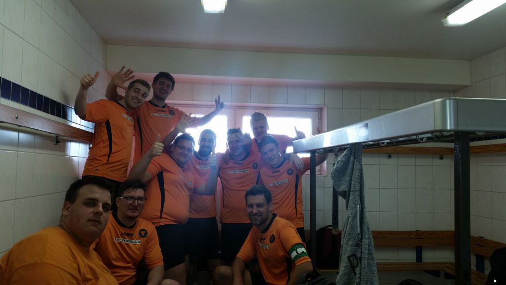 Die Mannschaft, Paderborner Titans, posiert vor der Kamera für ihren ersten Sieg in der Hochstift-Liga.